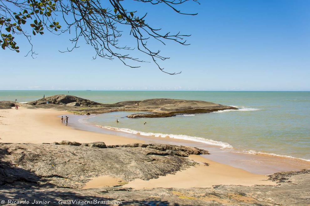 Imagem das pedras que dão um charme na Praia dos Namorados em Guarapari.